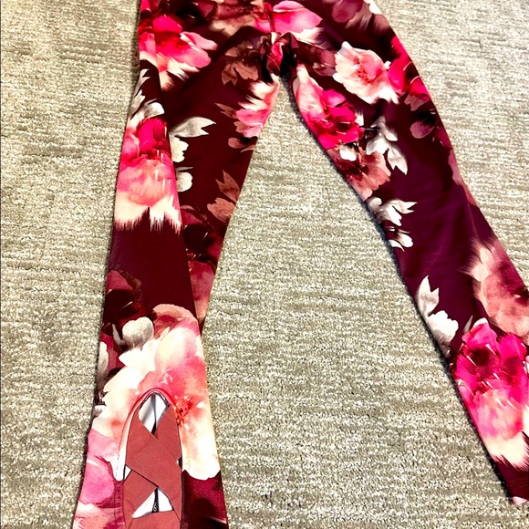 Old Navy active wear legging, youth girls, flowery 🌺 pattern - Picture 3 of 4